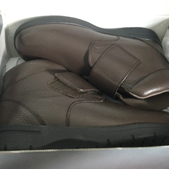 DREW Men’s Big Easy Velcro Pebbled Leather Boots..new in box